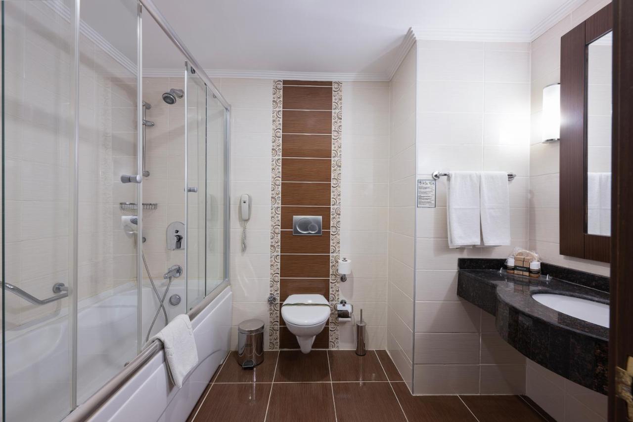 Deluxe-Standard-Dreibettzimmer mit Stadtblick